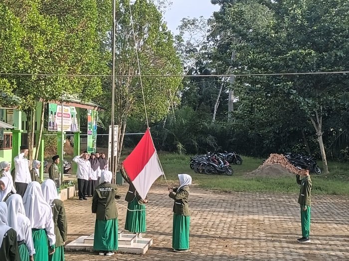 MTsN 8 Batang Hari Gelar Upacara Bendera Rutin