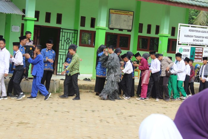 Tradisi Kehangatan di MTsN 8 Batang Hari: Siswa Bersalam-salaman Usai Upacara Hari Pahlawan