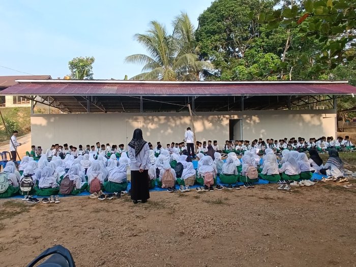 MTsN 8 Batang Hari Gelar Khataman Al-Quran Bulanan di Halaman Madrasah MTsN 8 Batang Hari Gelar Khataman Al-Quran Bulanan di Halaman Madrasah