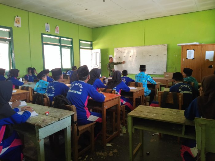 Siswa MTsN 8 Batang Hari Pelajari Zakat Fitrah Bersama Guru Fikih