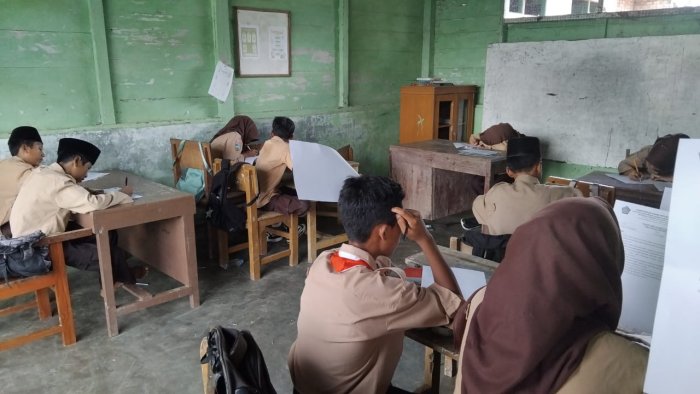 Pelaksanaan Ujian Satuan Pendidikan (SAS) di MTsN 8 Batang Hari Berjalan Lancar