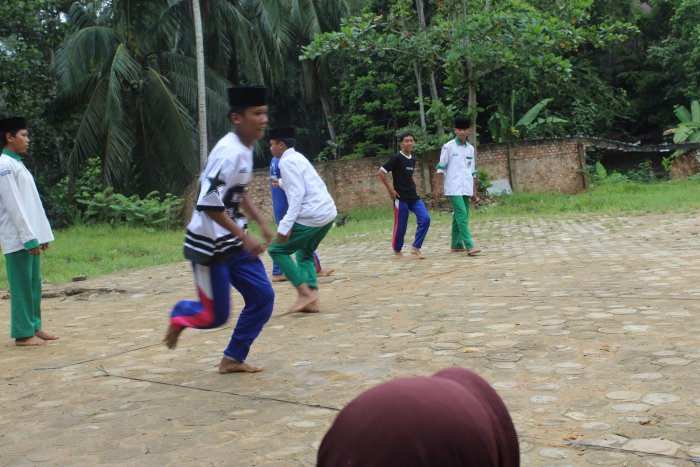 Aksi Sportif Laki-laki 8.1 MTsN 8 Batang Hari Dominasi Perlombaan Gerobak Sodor Classmeeting