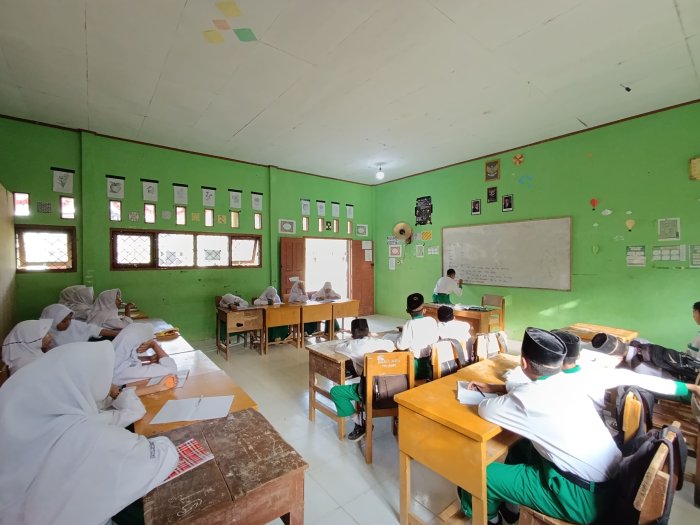 Pembelajaran Bahasa Inggris Interaktif di MTsN 8 Batang Hari