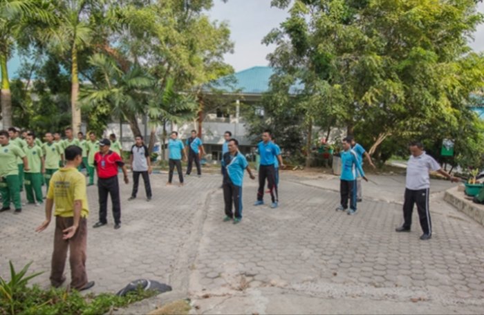 Guru MTsN 8 Batang Hari Awali Kegiatan dengan Senam Pagi