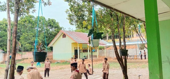Siswa MTsN 8 Batang Hari Adakan Permainan Sepak Bola