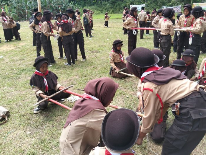 Siswa MTsN 8 Batang Hari Asah Keterampilan Pionering Bersama Pelatih