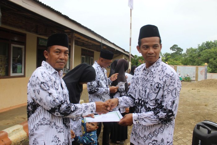 MTsN 8 Batang Hari Gelar Upacara Hari Guru ke-80, Sinergi Empat Madrasah Peringati Jasa Pahlawan Tanpa Tanda Jasa