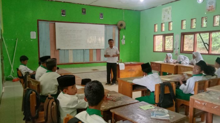 Siswa MTsN 8 Batang Hari Pelajari Pentingnya Norma Sosial