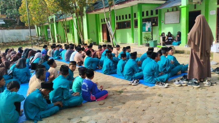 MTsN 8 Batang Hari Dorong Siswa Berakhlak Mulia Lewat Bimbingan Rohani