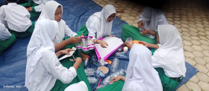 Siswa MTsN 8 Batang Hari Olah Botol Bekas Jadi Kerajinan
