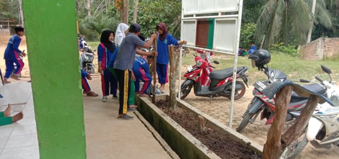 Siswa Kelas 8 Bersihkan Taman Depan Kantor MTsN 8 Batang Hari