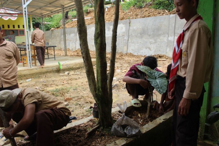 Siswa Kelas IX MTsN 8 Batang Hari Bergerak Wujudkan Madrasah Asri dengan Bunga