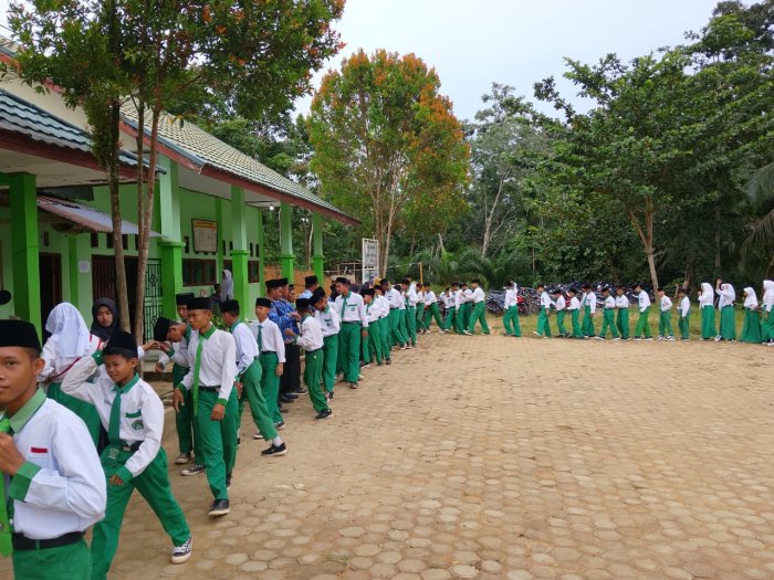 Siswa MTsN 8 Batang Hari Gelar Salaman Pagi