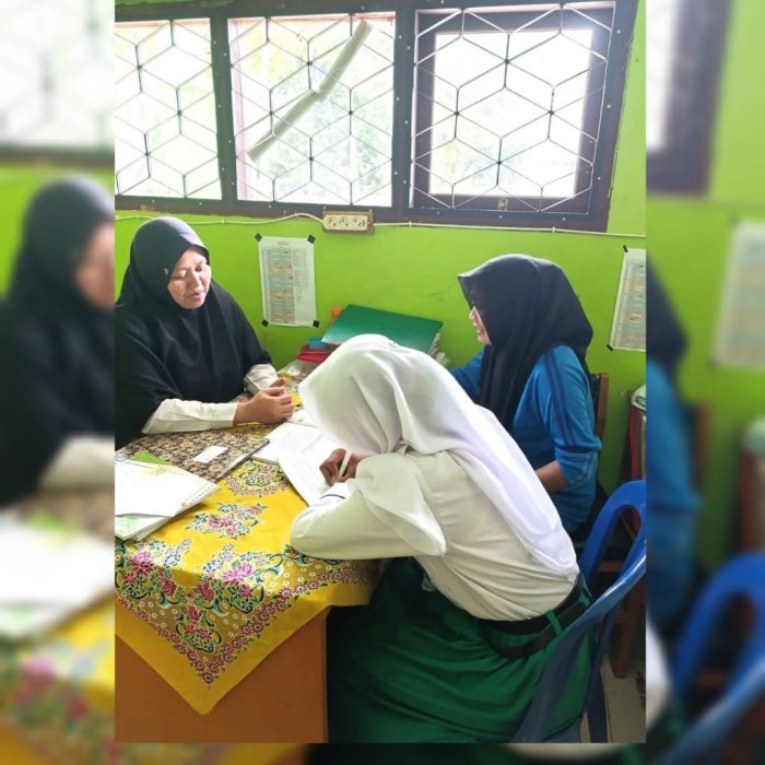 Ekskul Bahasa Inggris MTsN 8 Batang Hari: Siswa Belajar Spelling Words Melalui Cerita, Dibimbing Ibu Isgianti