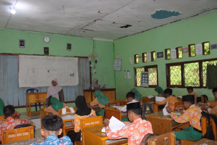Semangat Tak Surut oleh Hujan, Calon Murid Baru MTsN 8 Batang Hari Antusias Ikuti SKD Semangat Tak Surut oleh Hujan, Calon Murid Baru MTsN 8 Batang Hari Antusias Ikuti SKD