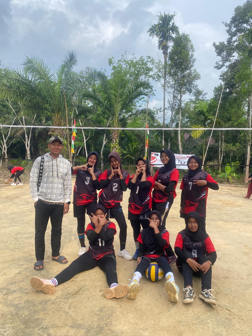 MTsN 8 Batang Hari Raih Juara 2 Lomba Voli Tingkat Kadus 1 dalam Semarak HUT RI Desa Jangga Baru
