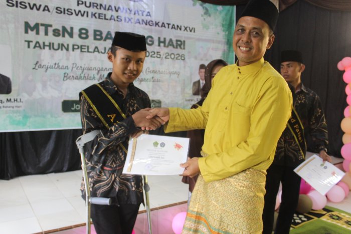 Penuh Haru dan Harapan, MTsN 8 Batang Hari Gelar Acara Pelepasan Siswa Kelas IX Penuh Haru dan Harapan, MTsN 8 Batang Hari Gelar Acara Pelepasan Siswa Kelas IX