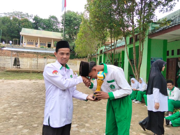Penuh Kebanggaan, Kepala MTsN 8 Batang Hari Serahkan Piala Juara Voli kepada Siswa Berprestasi