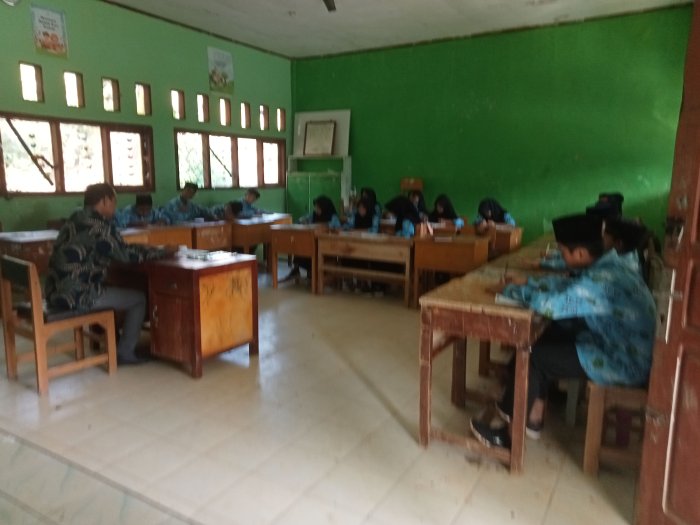 Pembelajaran Bahasa Arab Kelas 7.3 MTsNegeri 8 Batang Hari: Serunya Belajar Mufrodat Al-Adawatul Madrasiyyah