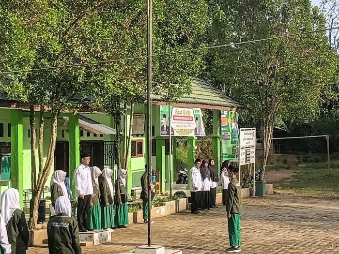 Kebersamaan Tim MTsN 8 Batang Hari dalam Kegiatan Sekolah