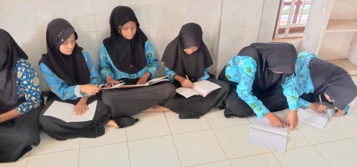Kepala Madrasah MTsN 8 Batang Hari Pimpin Langsung Pelatihan Menulis Narasi, Karya Anak dari Desa Kecil