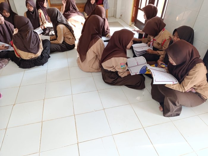 Tim Siswi MTsN 8 Batang Hari Pimpin Kegiatan Rutin Khatam Al-Quran, Perkuat Pembiasaan Religius