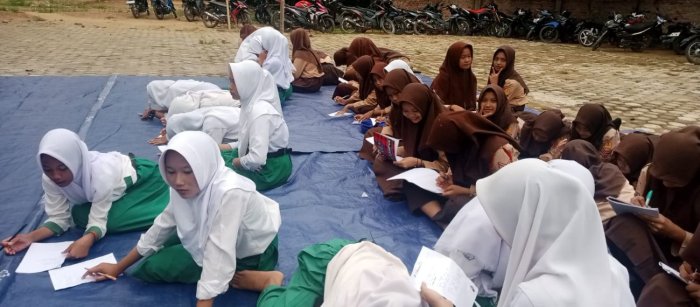 Sastra di Bawah Langit Batang Hari: Siswa MTsN 8 Larut dalam Kreasi Puisi
