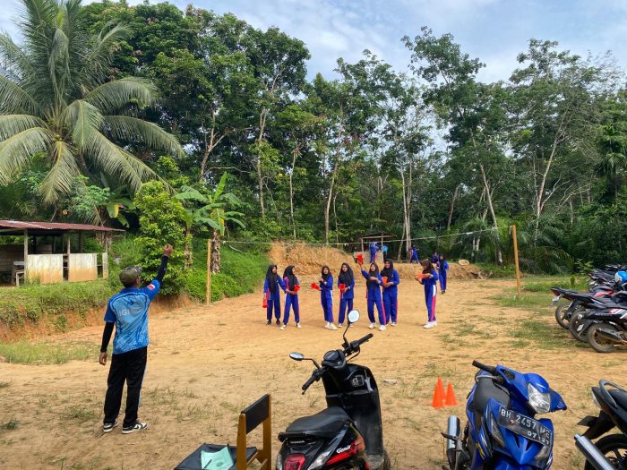 Siswa MTsN 8 Batang Hari Pelajari Teknik Dasar Kasti