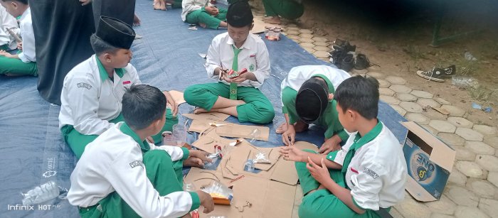 Guru dan Siswa Wujudkan Madrasah Asri dan Nyaman