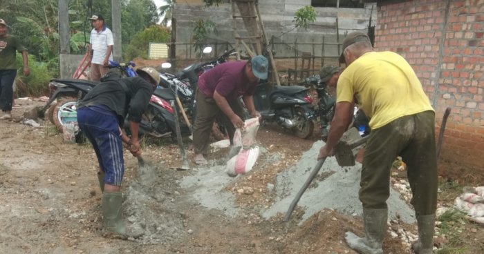 Wali Siswa Kelas 8.2 MTsN 8 Batang Hari Laksanakan Gotong Royong Perbaikan Jalan
