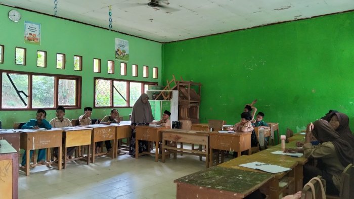Siswa MTsN 8 Batang Hari Pelajari Adab Sholat