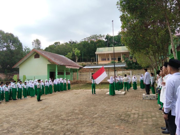 Kepala MTsN 8 Batang Hari Tekankan Kedisiplinan dan Persiapan Ujian dalam Upacara Bendera