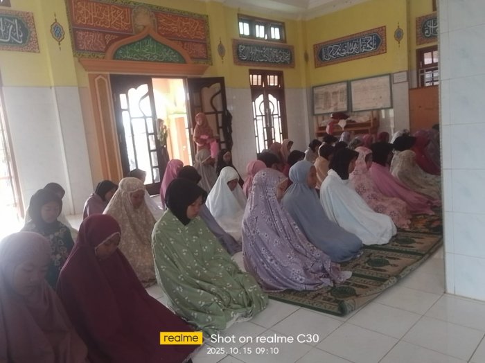 Siswa MTsN 8 Batang Hari Rutin Salat Zuhur Berjamaah