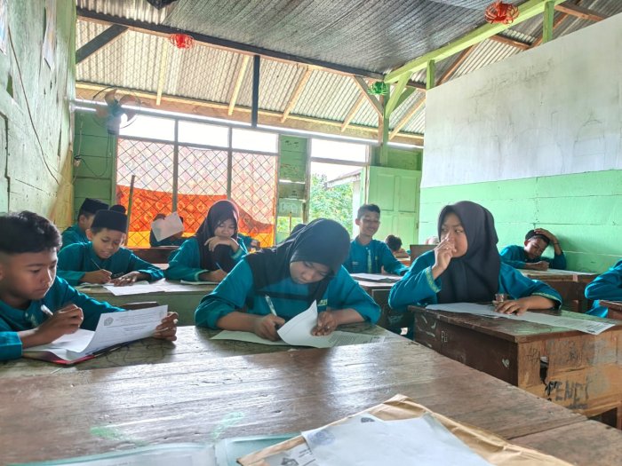 MTsN 8 Batang Hari Laksanakan Ujian SAS IPA, Kelancaran Terpantau di Ruang D