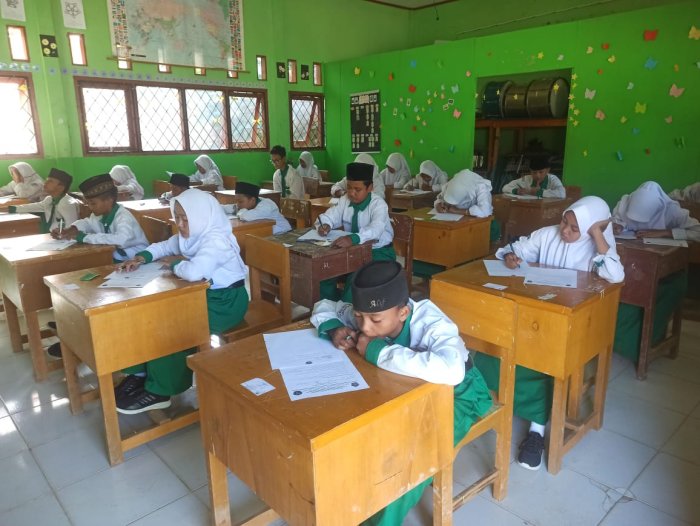 PAS 2025 MTsN 8 Batang Hari Dimulai, Kepala Madrasah Imron Apresiasi Semangat Siswa di Ruang 7.2