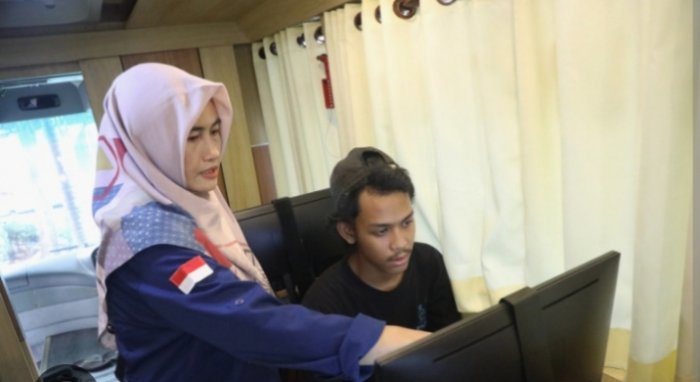 Operator MTsN 8 Batang Hari mengarahkan para guru untuk input NRG manual di aplikasi emis gtk