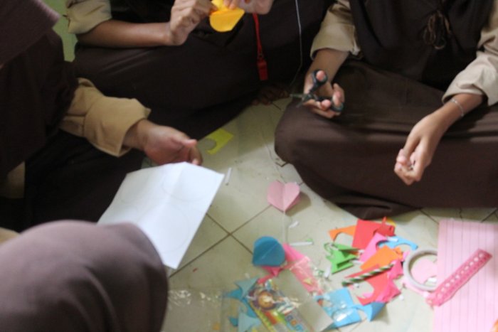 Semangat Kreatif Siswa MTsN 8 Batang Hari: Kelas 7.1 Hias Ruangan dengan Seni Origami