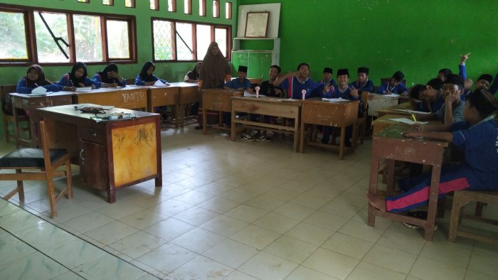 Guru MTsN 8 Batang Hari Tekankan Disiplin Salat kepada Siswa