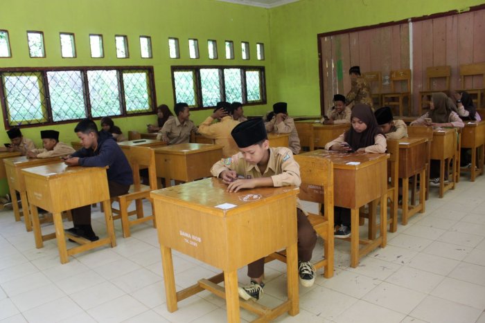 MTsN 8 Batang Hari Gelar Ujian PJOK Bersama Hapzan Wijaya