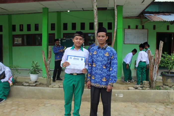 MTsN 8 Batang Hari Beri Penghargaan untuk Juara Catur Tingkat Provinsi