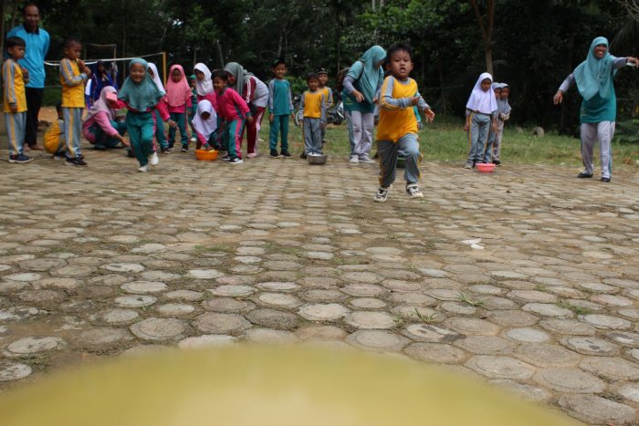 Semarak Hari Guru, MTsN 8 Batang Hari Ajak Anak RA Lingkungan Jangga Baru Berpartisipasi