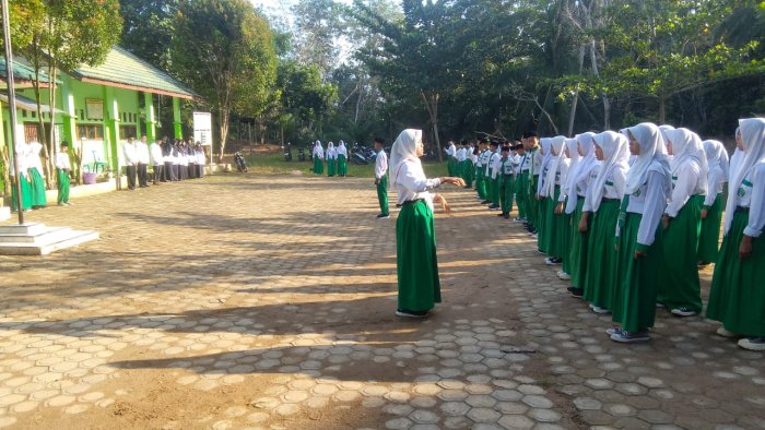 MTsN 8 Batang Hari Gelar Upacara Bendera Sebelum Rapat