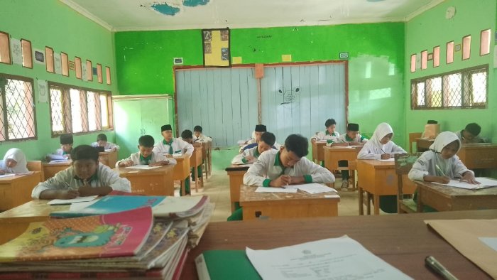 PAS 2025 MTsN 8 Batang Hari Dimulai, Siswa Penuh Semangat Hadapi Ujian Seni Budaya di Ruang A