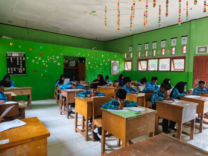 Ujian SAS Bahasa Arab di MTsN 8 Batang Hari Berjalan Lancar