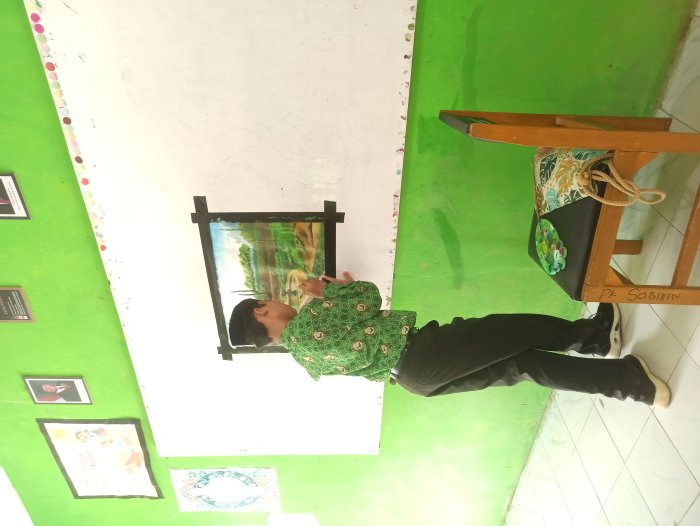 Siswa MTsN 8 Batang Hari Belajar Melukis dengan Kuas