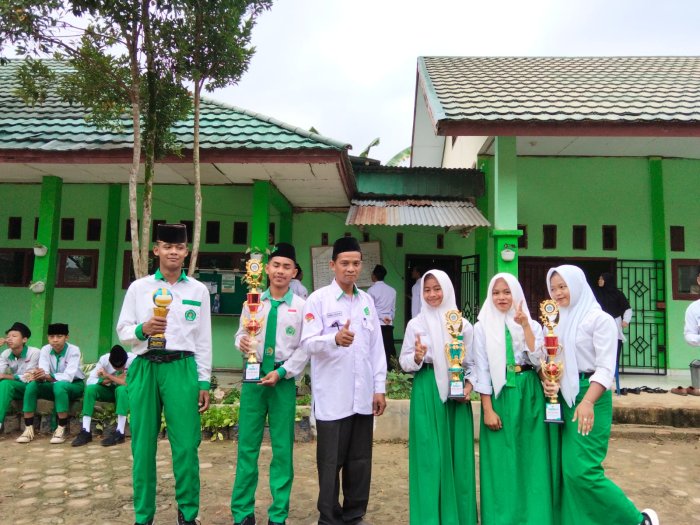 MTsN 8 Batang Hari Gelar Upacara Bendera: Kepala Madrasah Beri Arahan Tegas dan Serahkan Piala Prestasi HAB