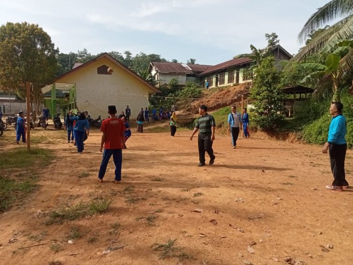 Tim Guru MTsN 8 Batang Hari Latihan Voli Sambut Hari HAB
