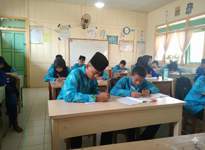 Siswa MTsN 8 Batang Hari Pelajari Delapan Asnaf Zakat