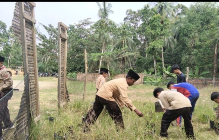 Siswa Kelas 8 MTsN 8 Batang Hari belajar kewirausahaan