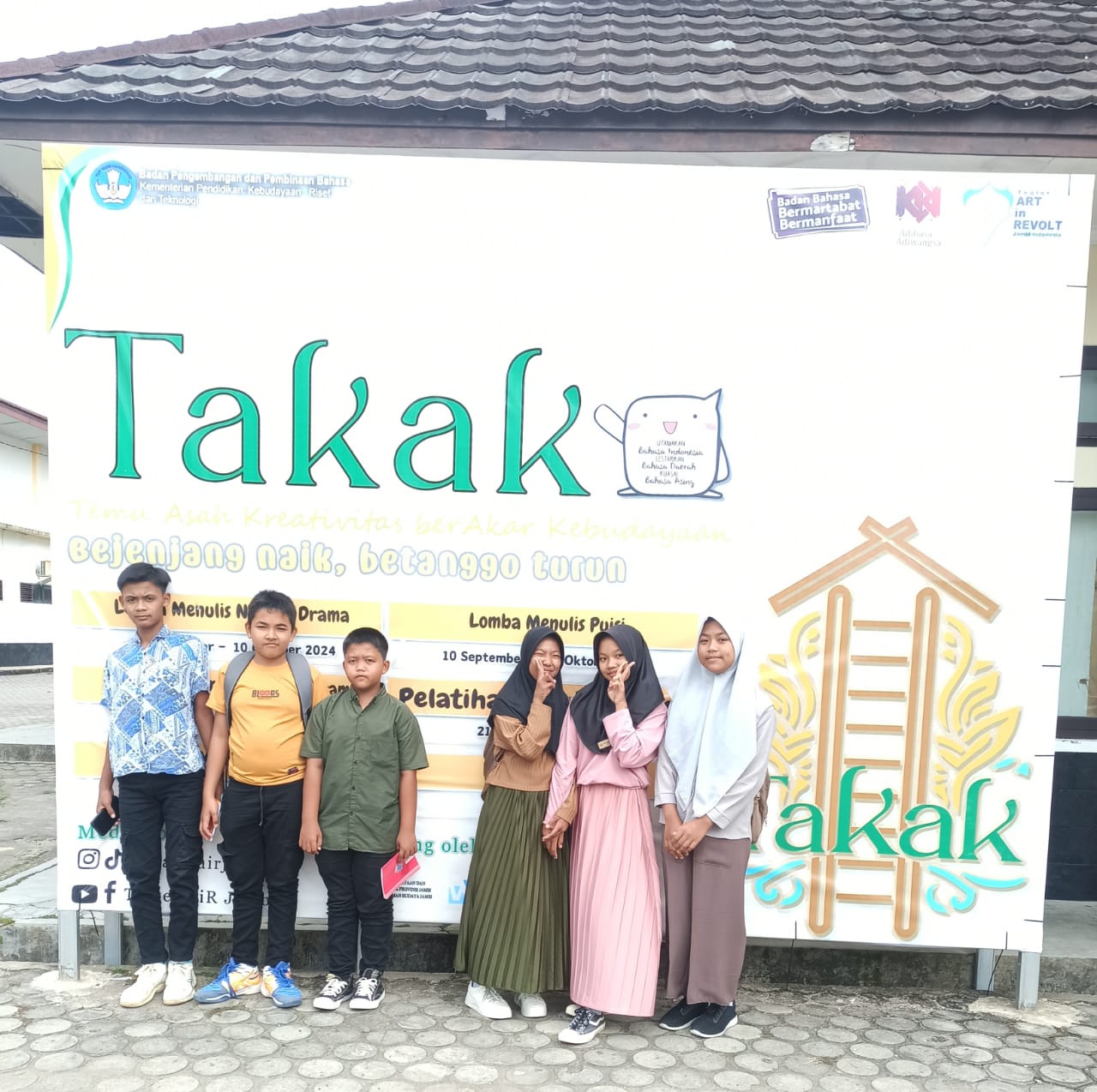 Enam Siswa MTsN 8 Batang Hari Ikuti Ajang Temu Asah Kreativitas Berakar Kebudayaan (TAKAK) di Jambi